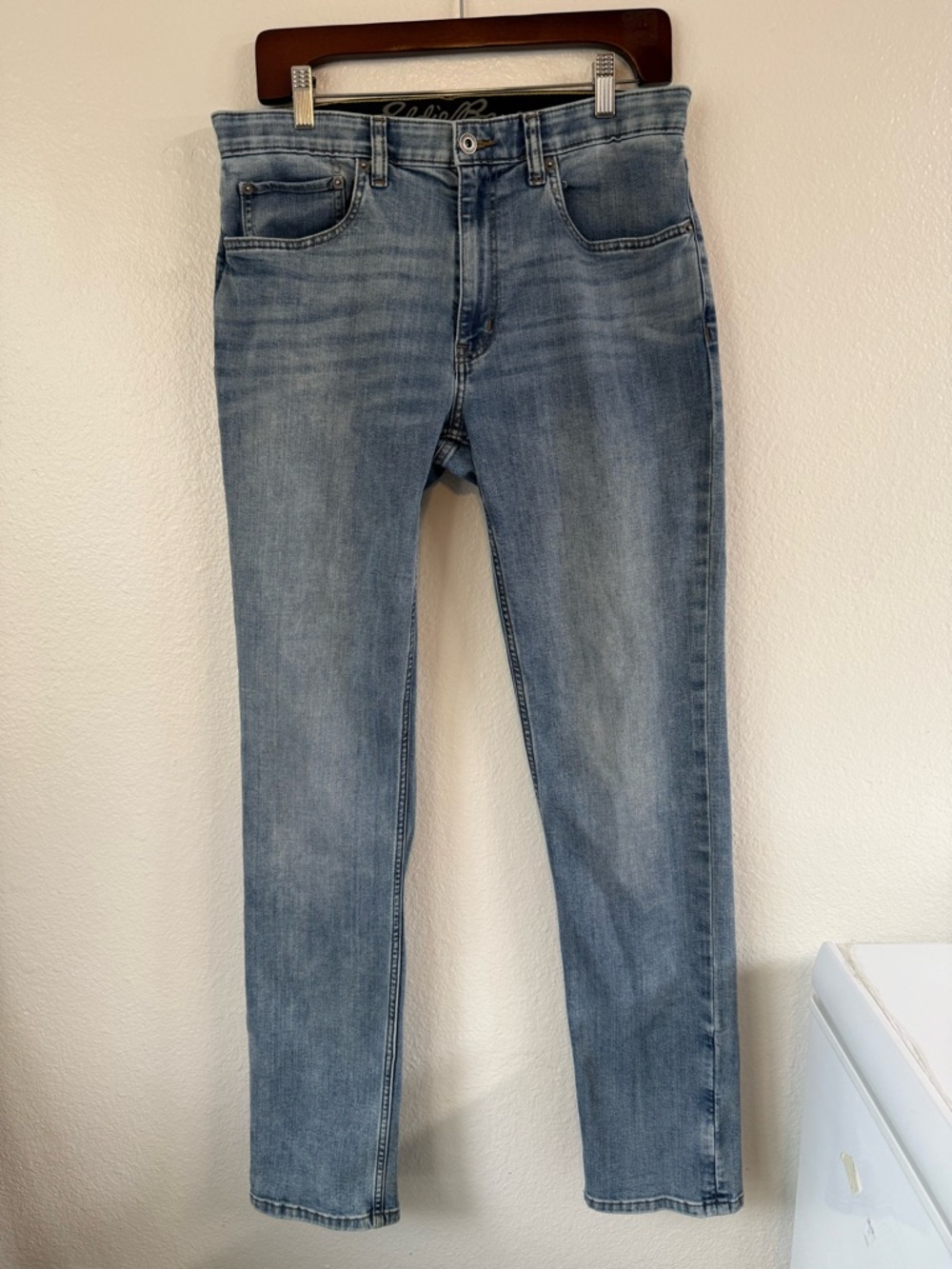 Eddie Bauer Light Wash Men’s Straight Leg Jeans Size 33x34 Casual Comfort Skinny